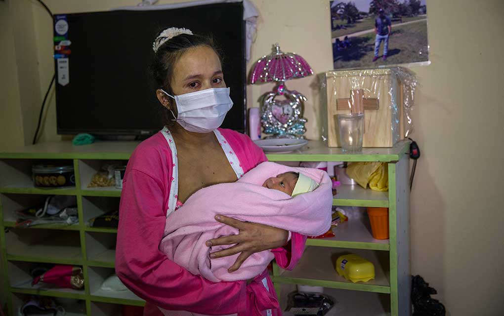 Embarazadas con COVID-19 enfrentan duros desafíos en Perú