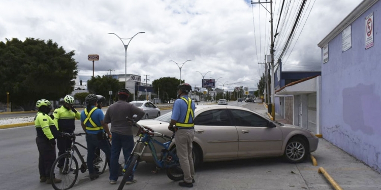 Exponen desdén de automovilistas hacia banquetas y ciclovías. / Foto: Cortesía de Karla Piña