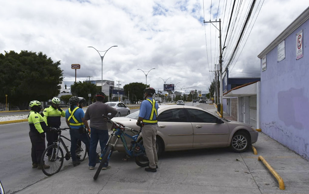 Exponen desdén de automovilistas hacia banquetas y ciclovías. / Foto: Cortesía de Karla Piña