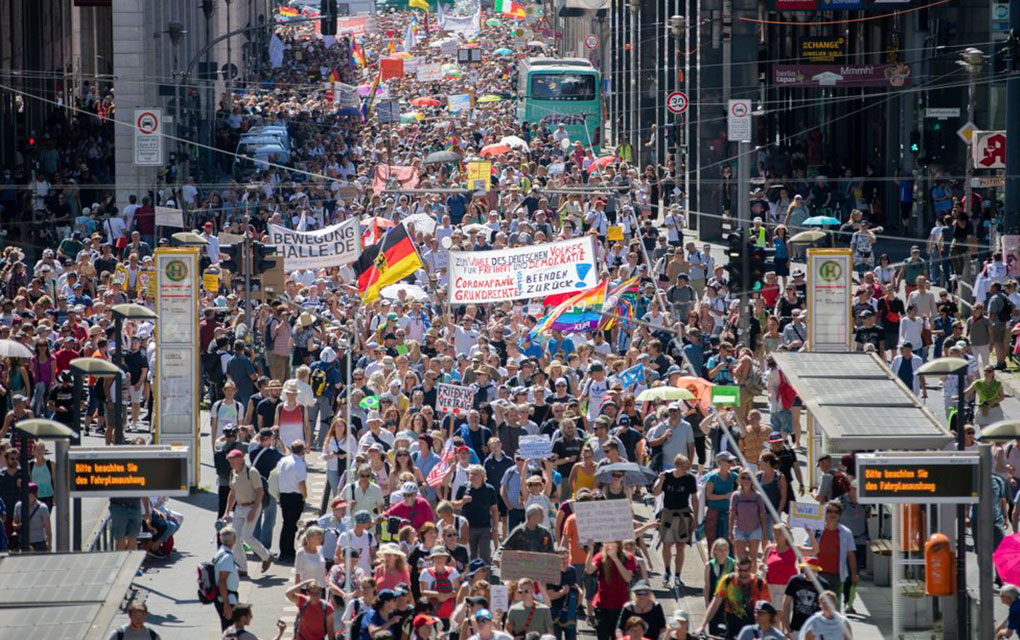 Manifestantes en Berlín piden finalizar restricciones por COVID-19