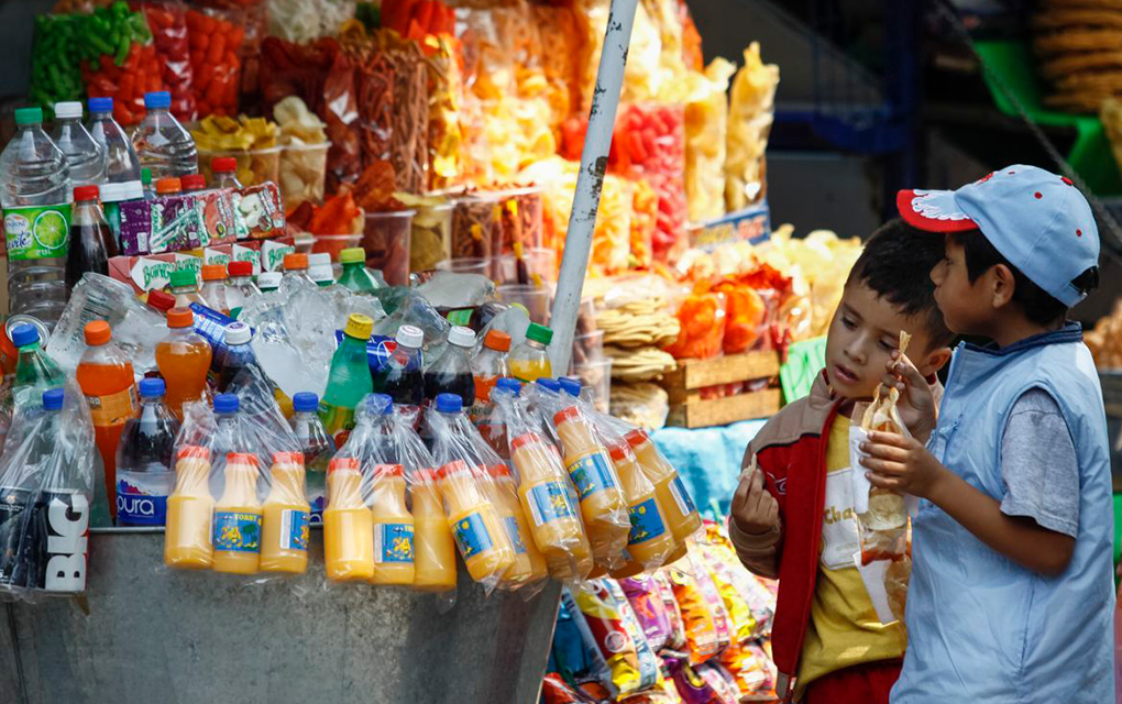 Oaxaca prohíbe vender refrescos y comida chatarra a niños