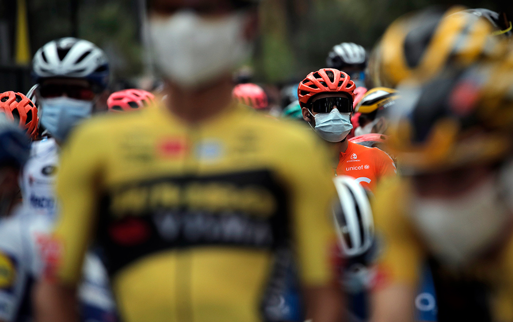 Ciclistas portan mascarillas previo al arranque de la primera etapa del Tour de Francia en la ciudad de Niza, Francia, el sábado 29 de agosto de 2020 /Foto: AP
