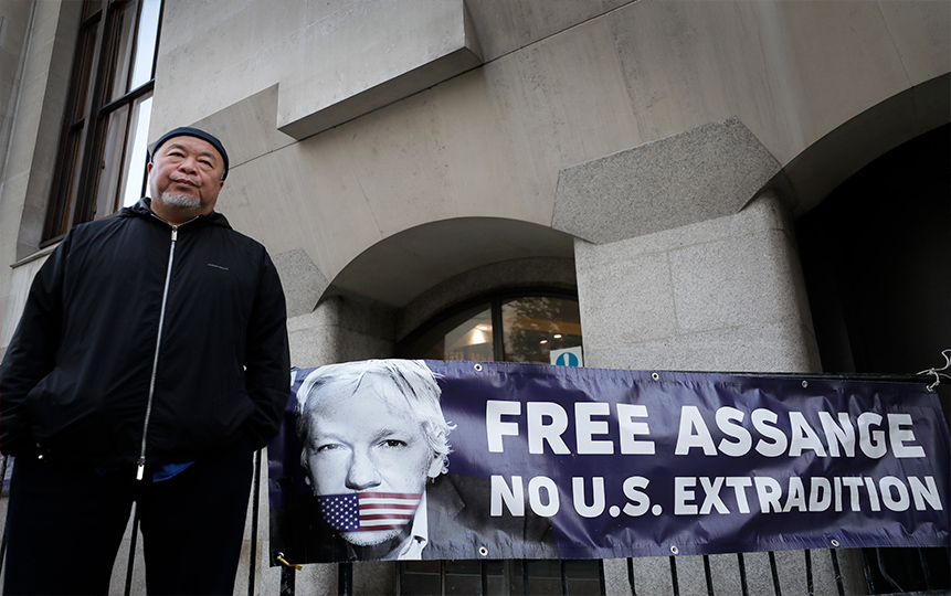Ai-Weiwei-protesta-contra-posible-extradición-de-Assange.jpg