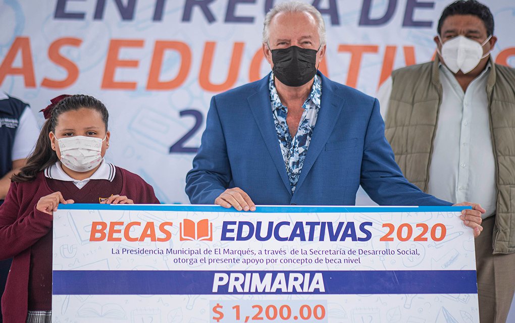 Alcalde de El Marqués entrega becas educativas /Foto: Especial