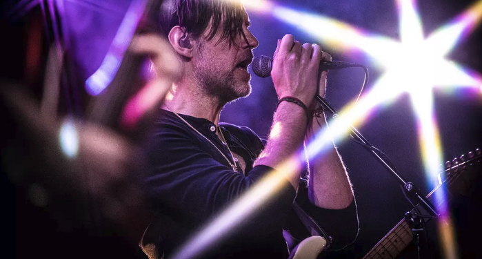 Ed O'Brien, guitarrista de Radiohead, durante una presentación en vivo. (AP)