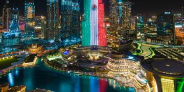 Bandera mexicana proyectada sobre el rascacielos más alto del mundo, en Dubai. (ESPECIAL)