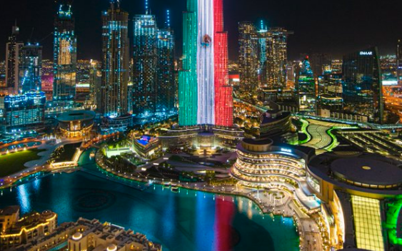 Bandera mexicana proyectada sobre el rascacielos más alto del mundo, en Dubai. (ESPECIAL)