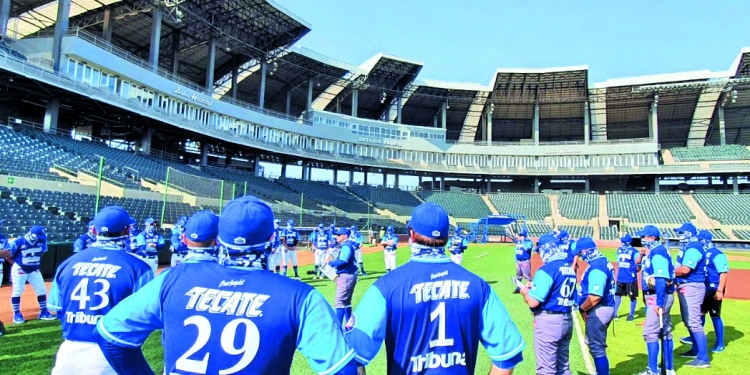 Liga de béisbol invernal en México vuelve con aficionados