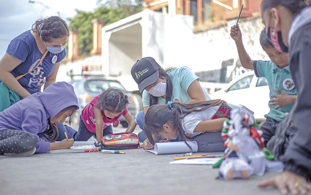 Dan clases a 60 menores de edad en cruces de semáforo de Querétaro