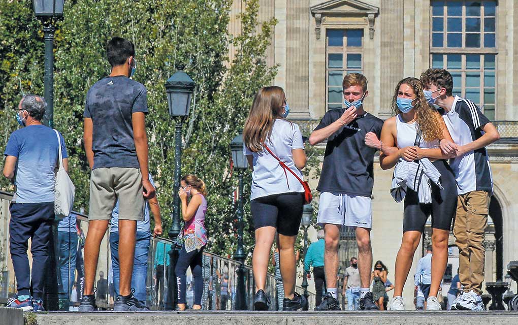 En Europa invitan a ciudadanos a 'aprender a vivir' con el virus