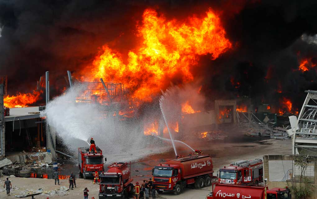Estalla incendio en puerto de Beirut, a un mes de explosión