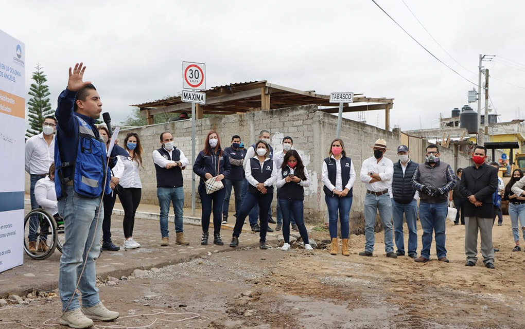 Realiza Roberto Sosa Pichardo informe en calle y supervisión de obras