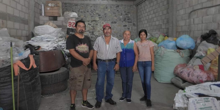 Recicla familia queretana tres toneladas de plástico por mes en la Sierra Gorda
