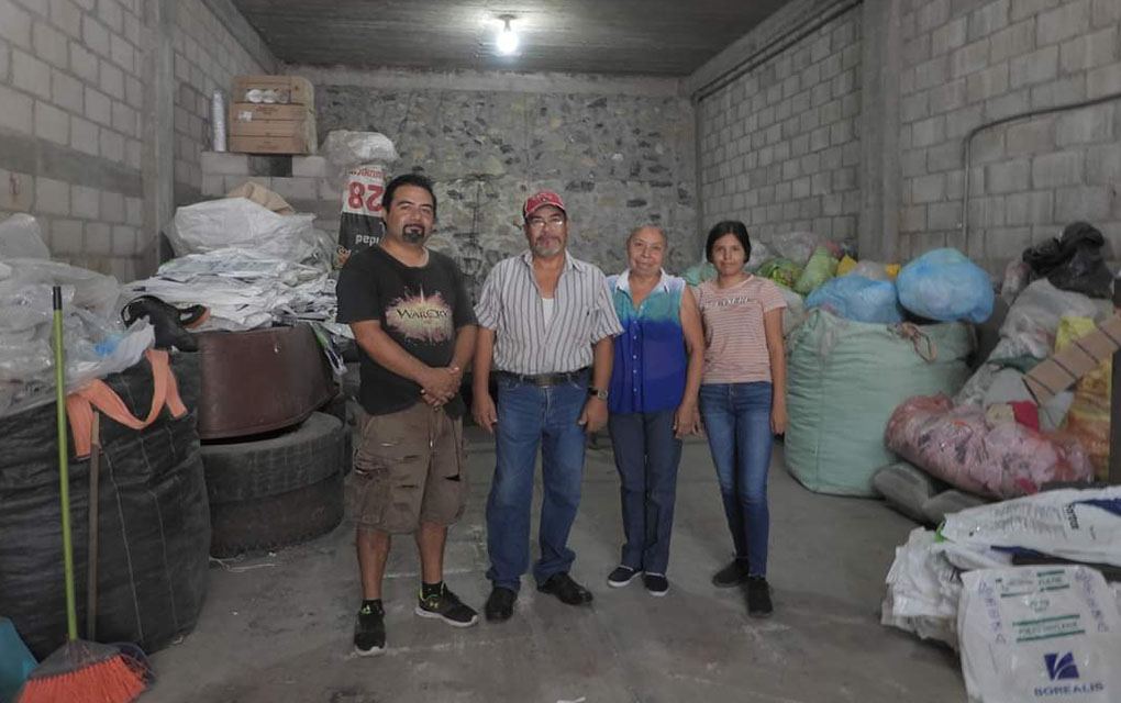 Recicla familia queretana tres toneladas de plástico por mes en la Sierra Gorda