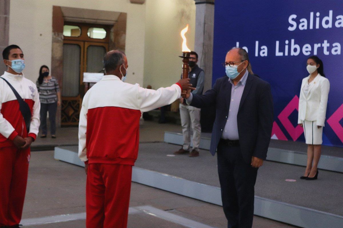Atletas de la 'Carrera de la Libertad' trasladan el fuego simbólico a Dolores Hidalgo / Foto: Especial 