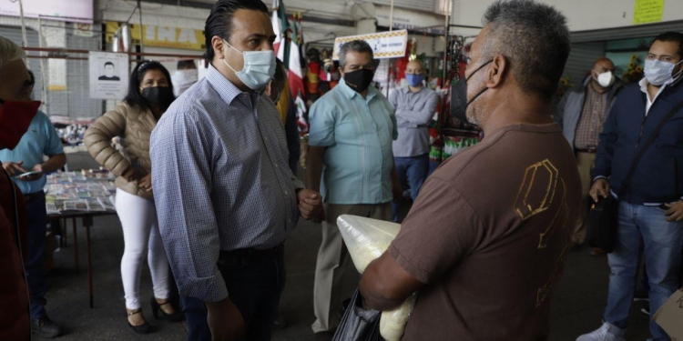El alcalde Luis Nava recoje las inquietudes de los locatarios del Mercado Lomas de Casablanca. (ESPECIAL)
