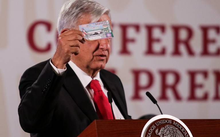 Durante su conferencia matutina, el presidente de México, Andrés Manuel López Obrador, promocionando el sorteo. (Cuartoscuro)