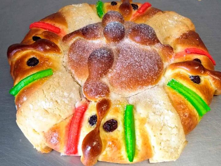 La roscamuerta es una combinación entre la Rosca de Reyes y el Pan de Muerto. (ESPECIAL)
