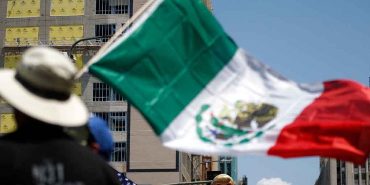 Amenazan a familia en EUA por enarbolar bandera mexicana