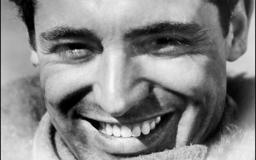 Cary Grant, el tímido seductor de la pantalla, según biografía