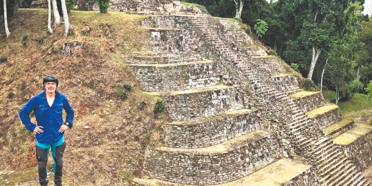 Eduardo González, a lograr 500 lugares mayas visitados