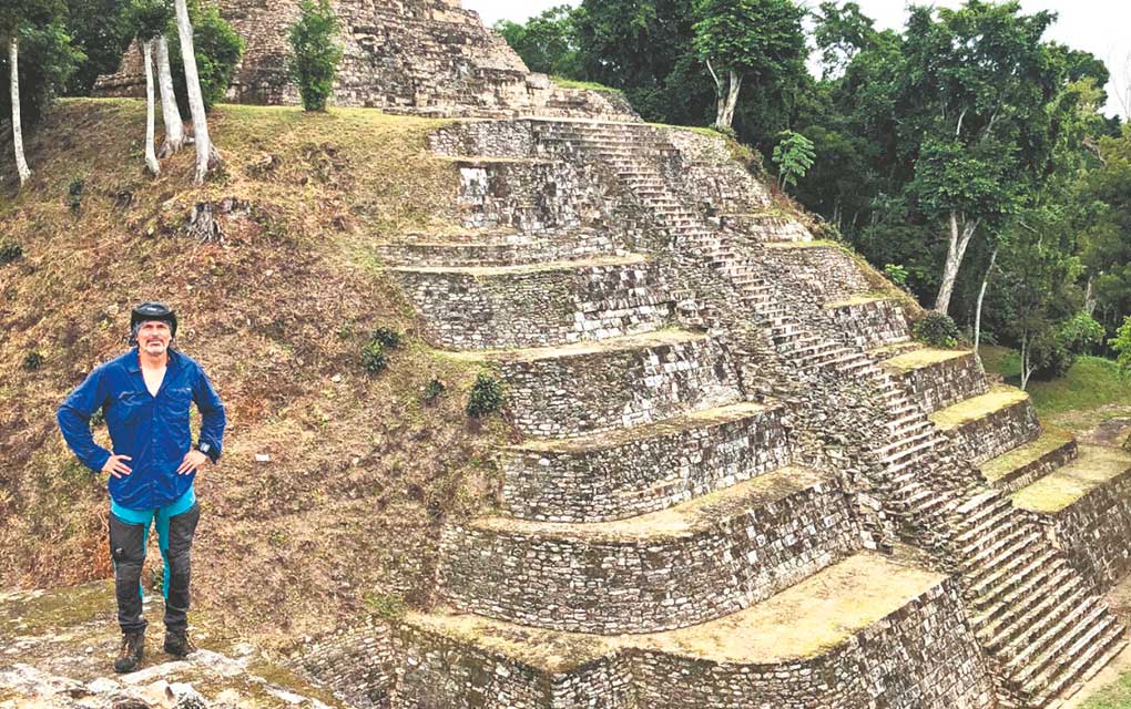 Eduardo González, a lograr 500 lugares mayas visitados