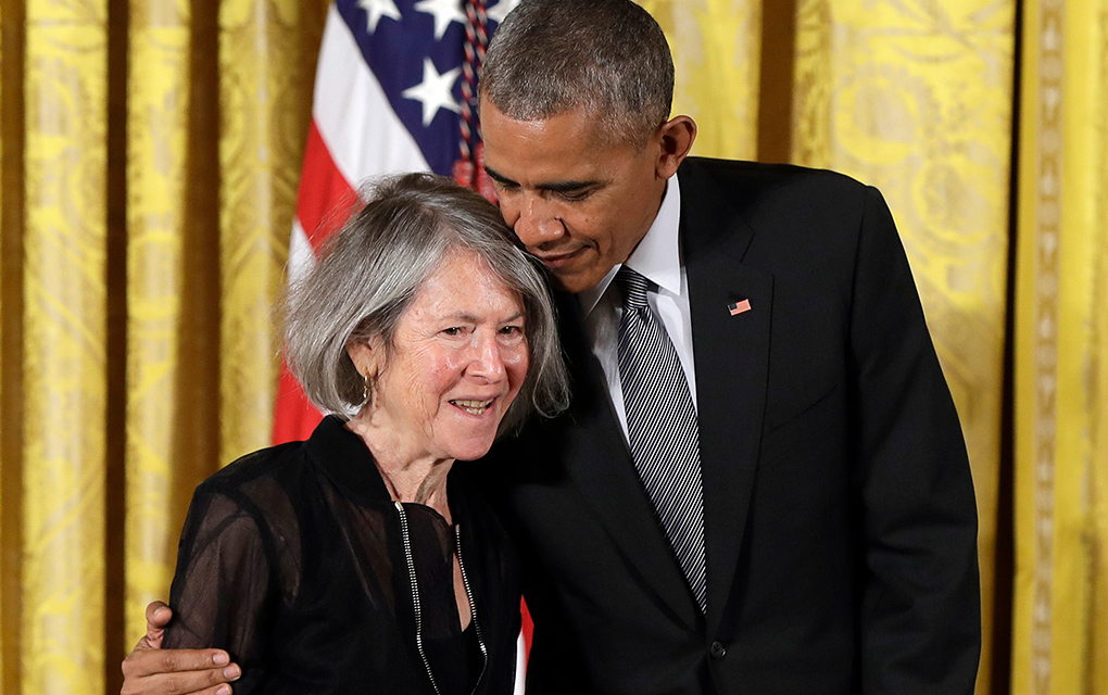 En esta imagen del jueves 22 de septiembre de 2016, el presidente de Estados Unidos, Barack Obama, abraza a la poetisa Louise Glück, antes de entregarle la Medalla Nacional de Humanidades de 2015 / AP