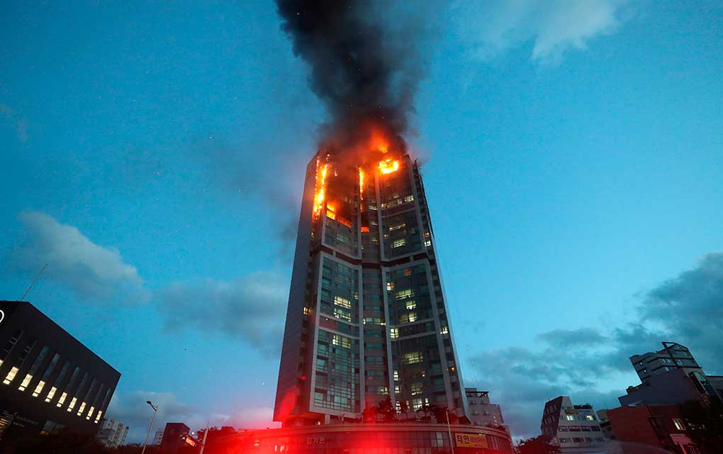 Un incendio en un rascacielos residencial se propagó rápidamente por los fuertes vientos / Foto: AP