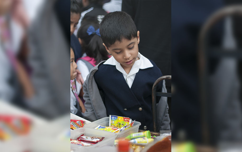 Propone Morena prohibición de comida chatarra y refrescos en escuelas