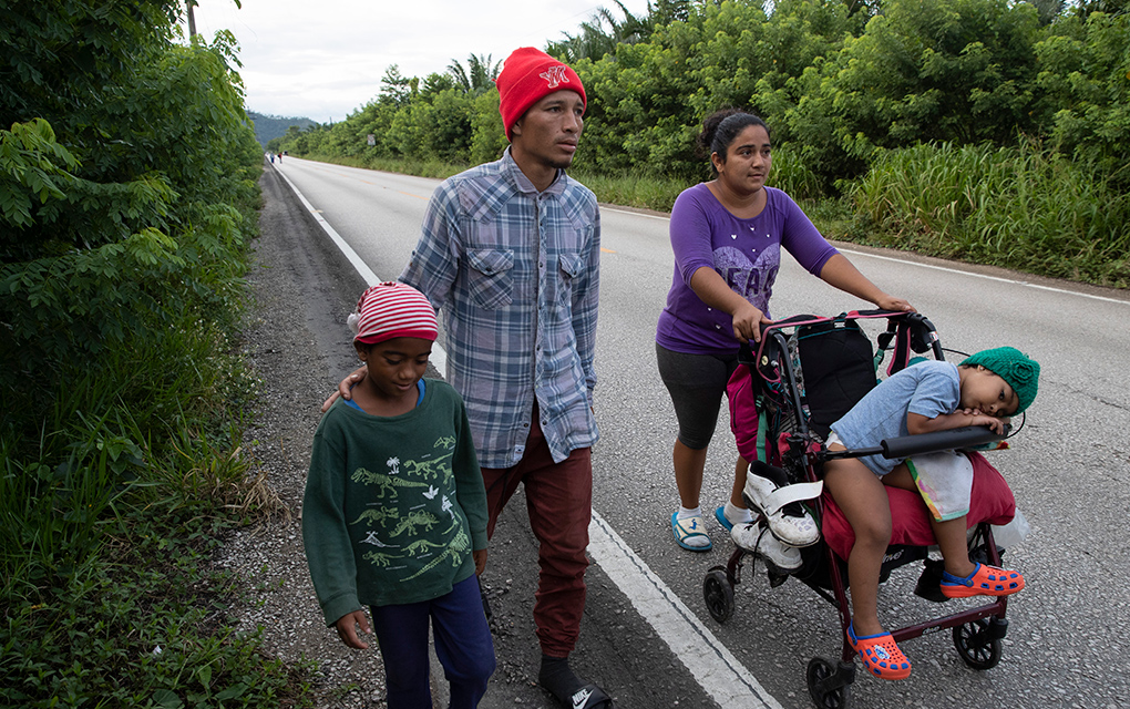 Retenes y cansancio disuelven caravana migrante en Guatemala /Foto: AP