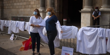 Protesta de médicos en la sede del gobierno catalán, en Barcelona, contra las condiciones de trabajo y mientras siguen aumentando los casos de coronavirus en España, el jueves 29 de octubre de 2020. (AP)