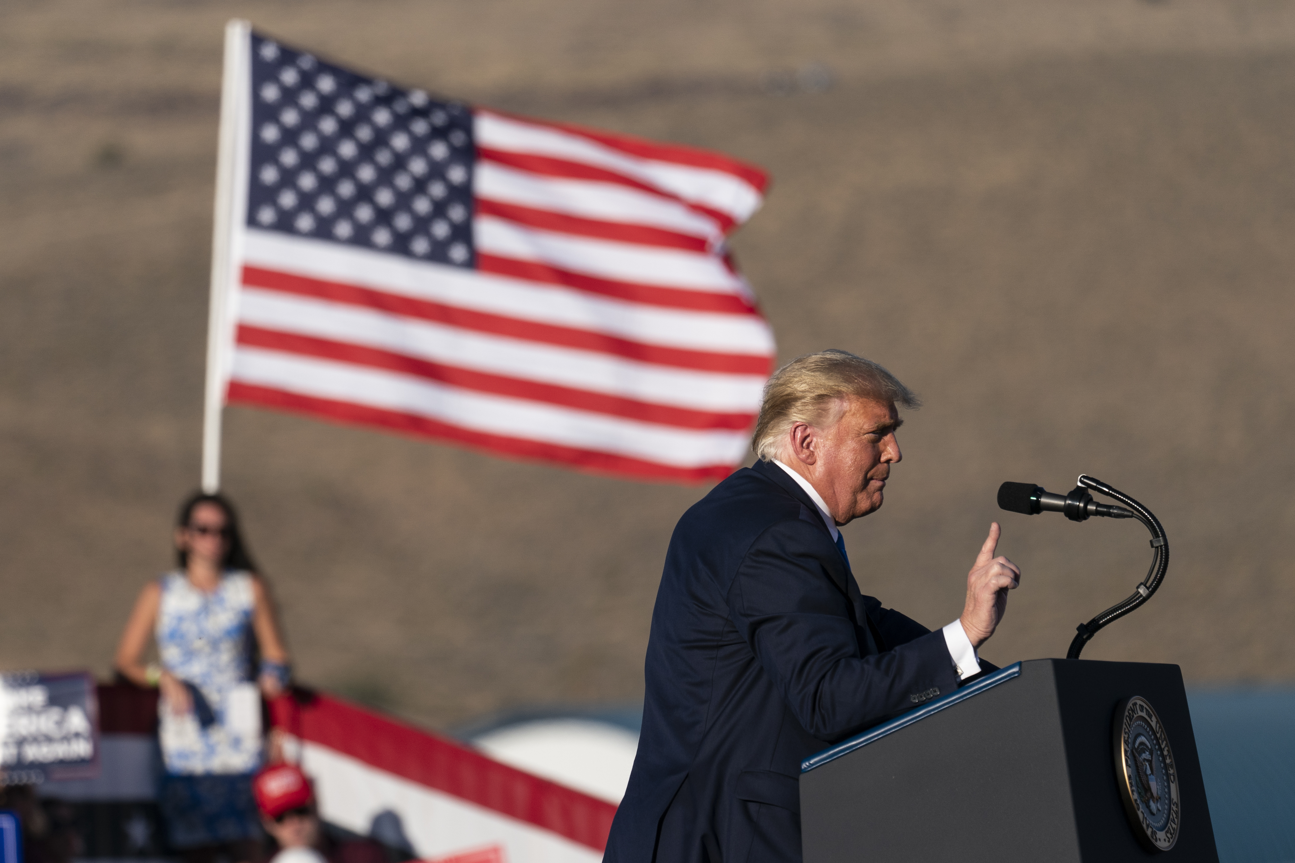 Donald Trump brinda discurso en un acto de campaña en el Aeropuerto de Carson City, el pasado domingo 18 de octubre. AP