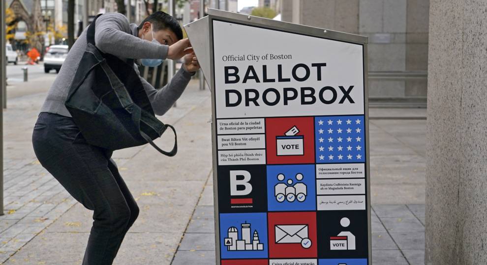 Votante deposita boleta en colector de la Librería Pública de Boston. AP