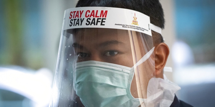 Un trabajador de la salud recoge muestras para pruebas de coronavirus en las afueras de Kuala Lumpur. (AP)