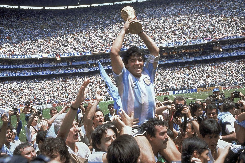 El astro argentino Diego Armando Maradona falleció a los 60 años de edad, dejando un legado tras de sí. FOTO: AP