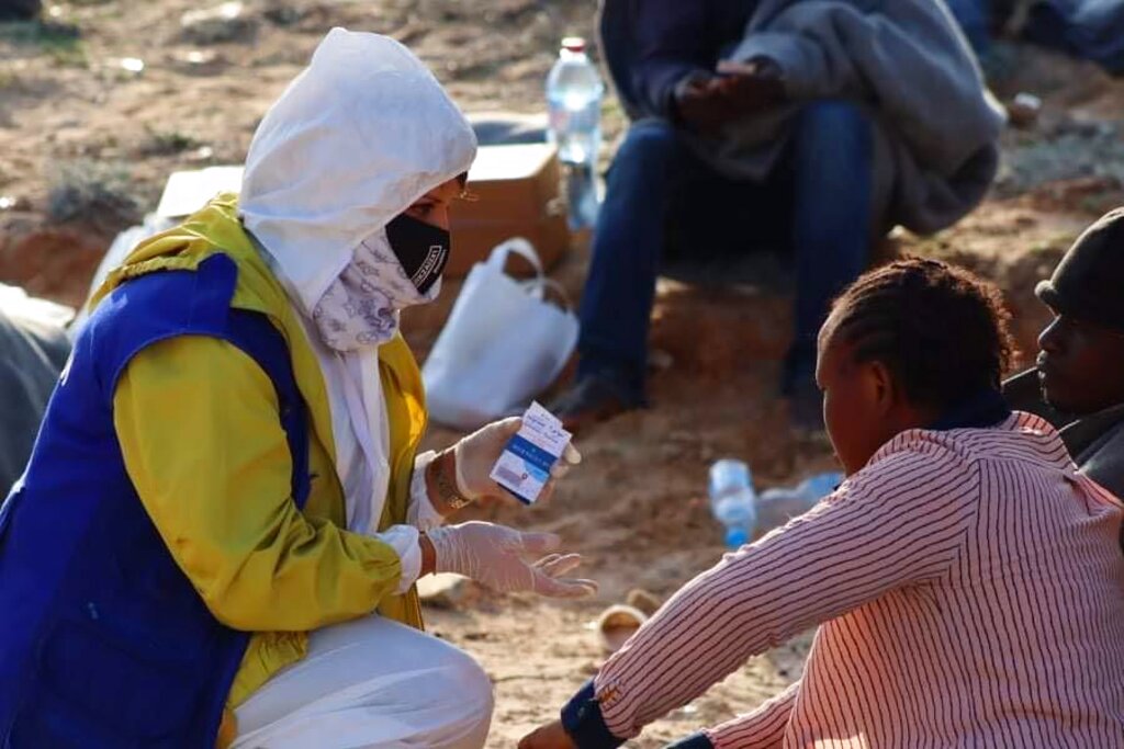 una trabajadora de la Organización Internacional para las Migraciones de la ONU habla con una sobreviviente de un naufragio ocurrido frente a la costa de Libia en el mar Mediterráneo. (AP)