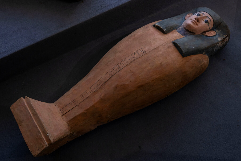 La foto muestra un sarcófago de hace más de 2 mil 500 años descubierto en una vasta necrópolis en Saqqara, al sur de El Cairo, sábado 14 de noviembre de 2020. El hallazgo incluye un centenar de sarcófagos, algunos con momias en su interior, y estatuas (AP Foto/Nariman El-Mofty)