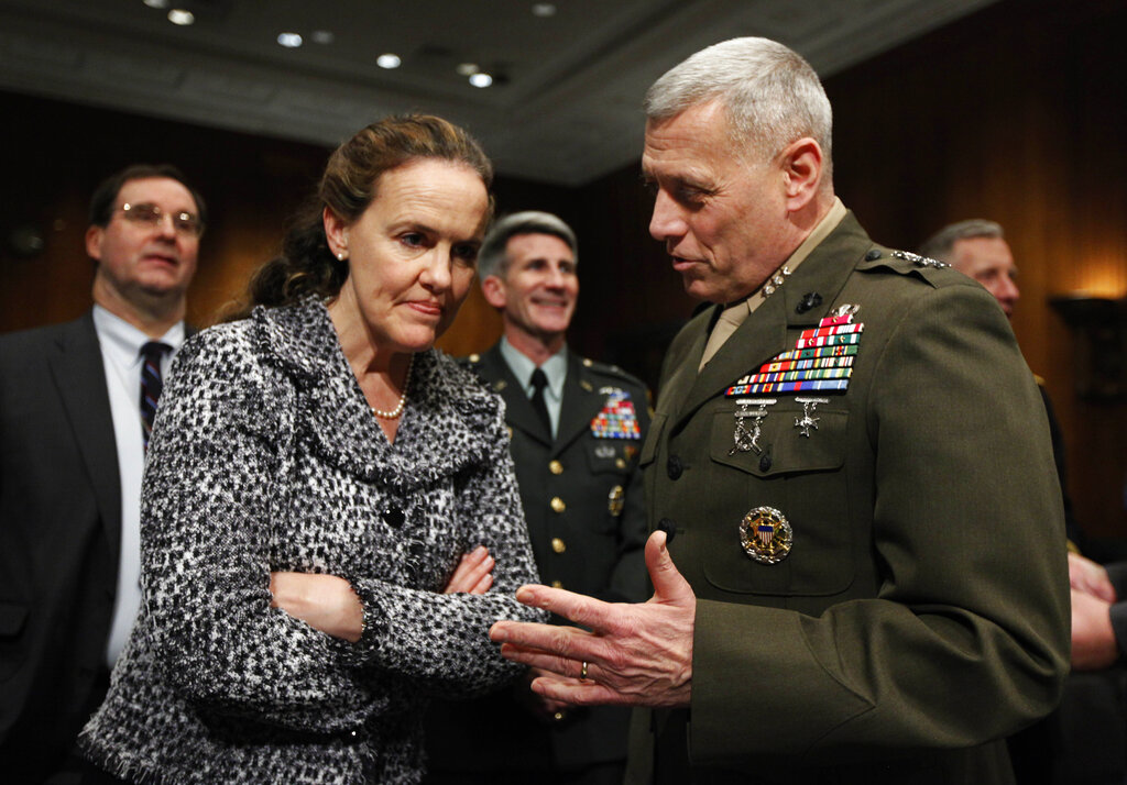 El 22 de febrero de 2010, la entonces subsecretaria de Defensa, Michele Flournoy, habla con el director general de operaciones del Estado mayor, teniente general John Paxton, en Washington. (AP)