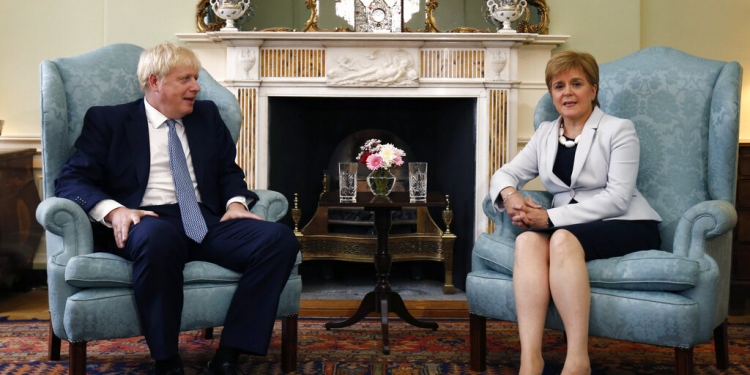 el 29 de julio de 2019, la primera ministra de Escocia, Nicola Sturgeon, aparece junto al primer ministro británico Boris Johnson en Edimburgo, Escocia. (AP)