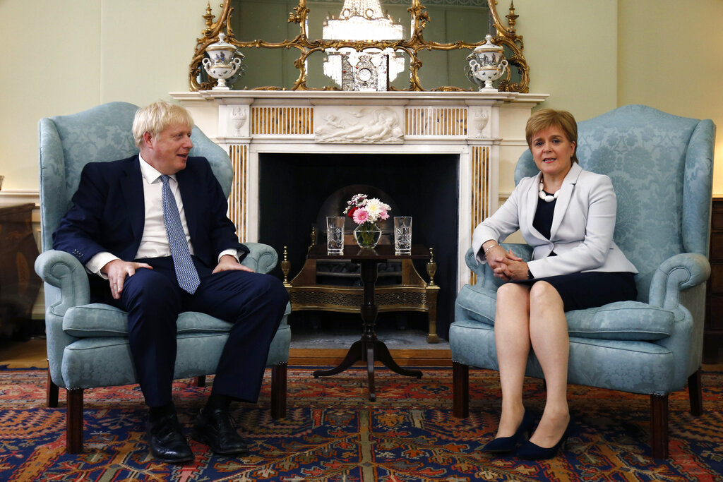 el 29 de julio de 2019, la primera ministra de Escocia, Nicola Sturgeon, aparece junto al primer ministro británico Boris Johnson en Edimburgo, Escocia. (AP)