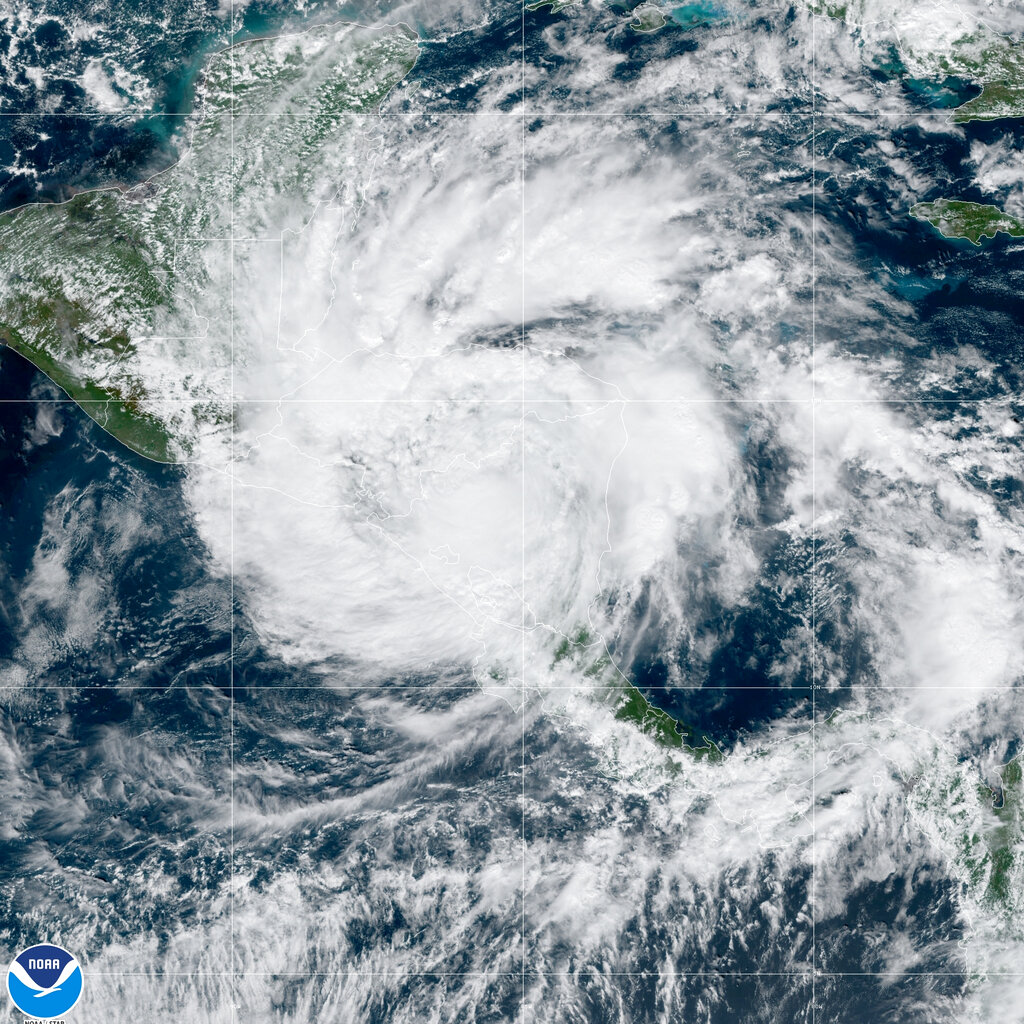 Esta imagen satelital proporcionada por la Oficina Nacional de Administración Oceánica y Atmosférica (NOAA, según sus siglas en inglés) muestra al huracán Iota sobre Nicaragua y Honduras. (AP)