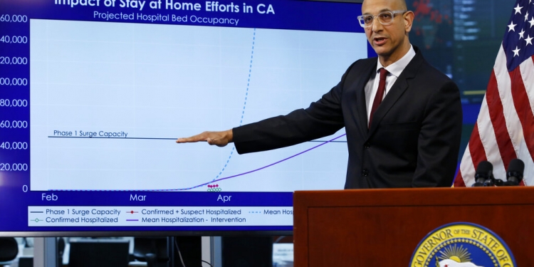 En abril pasado, el doctor Mark Ghaly, secretario de Salud y Servicios Humanos de California, muestra el impacto de la medida obligatoria de quedarse en casa. (AP)
