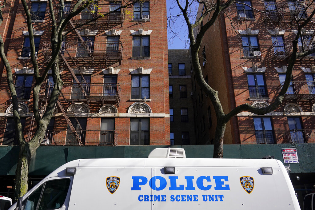 Un vehículo de la policía estacionado afuera de unos departamentos en Brooklyn donde hubo una balacera y murió una joven, en Nueva York, el 23 de noviembre de 2020. (AP)