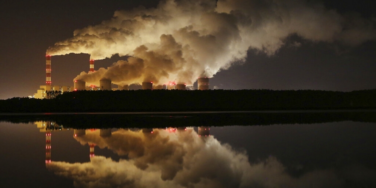 Nubes de humo generadas por una planta eléctrica en Belchatow, Polonia. (AP)