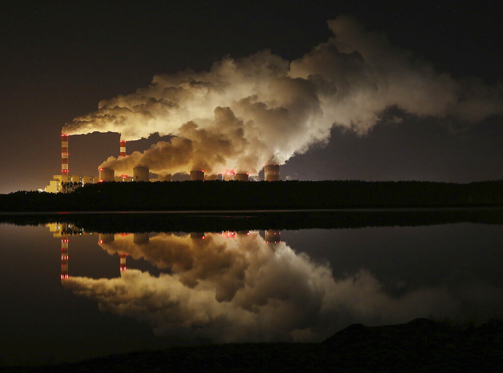 Nubes de humo generadas por una planta eléctrica en Belchatow, Polonia. (AP)