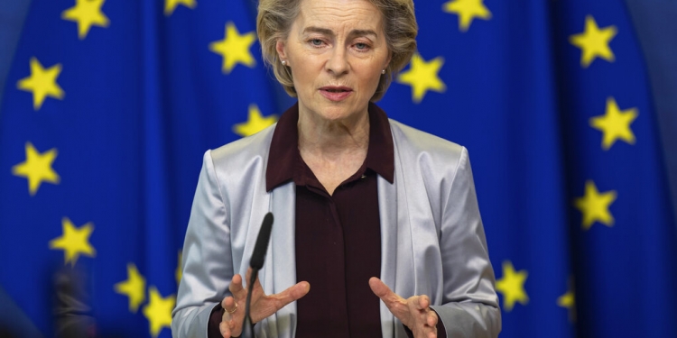 La presidenta de la Comisión Europea Ursula von der Leyen en Bruselas el 24 de noviembre del 2020. (AP)