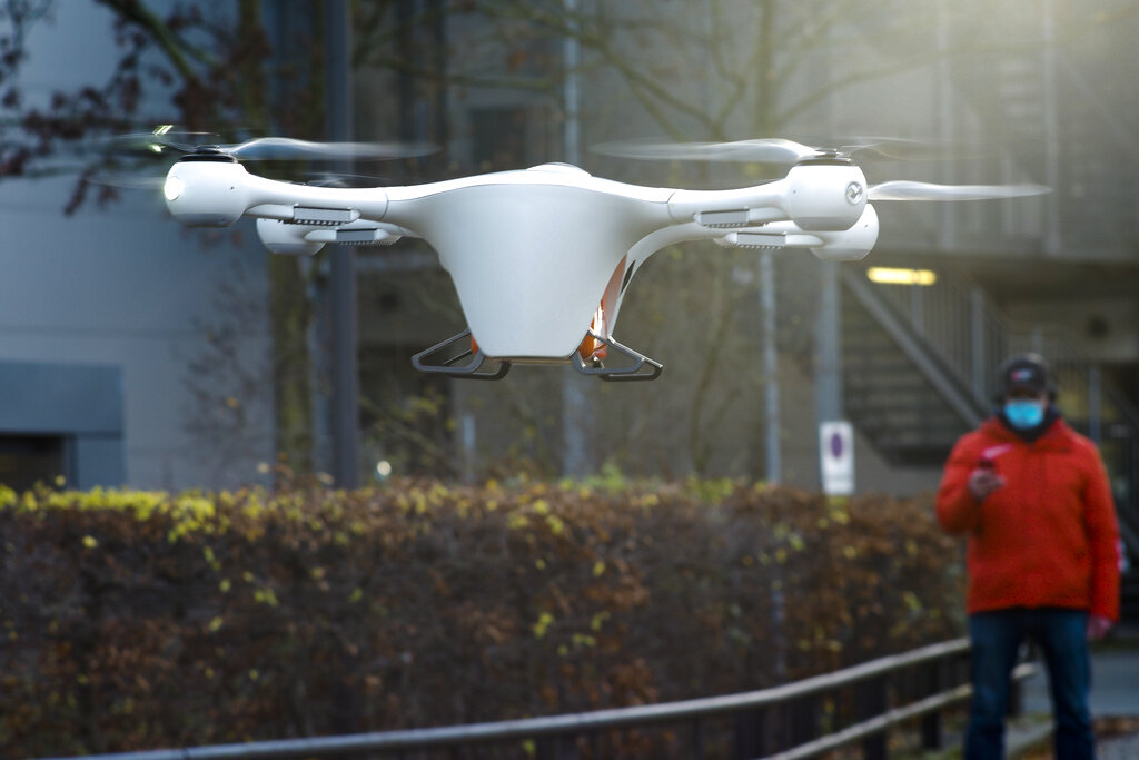 Uno de los drones que podrían ser utilizados para entregar pruebas de coronavirus, en Berlín el 23 de noviembre del 2020 (AP)
