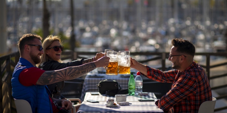Turistas brindan en un bar reabierto en Barcelona, España, 23 de noviembre de 2020. (AP)