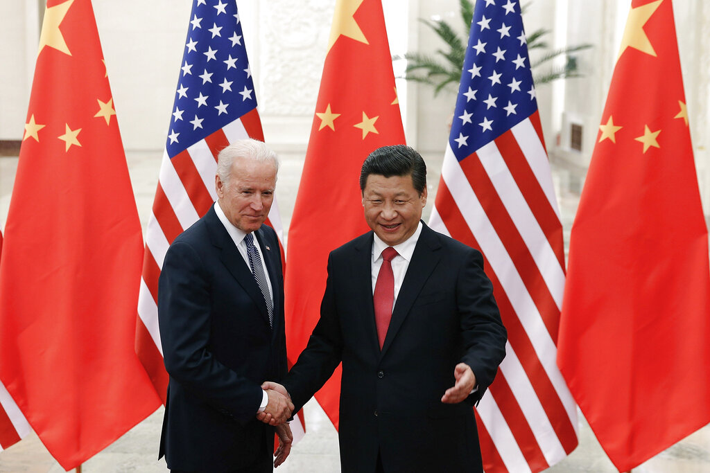 Fotografía de archivo del 4 de diciembre de 2013 del presidente chino Xi Jinping estrechando la mano del entonces vicepresidente de Estados Unidos Joe Biden. AP