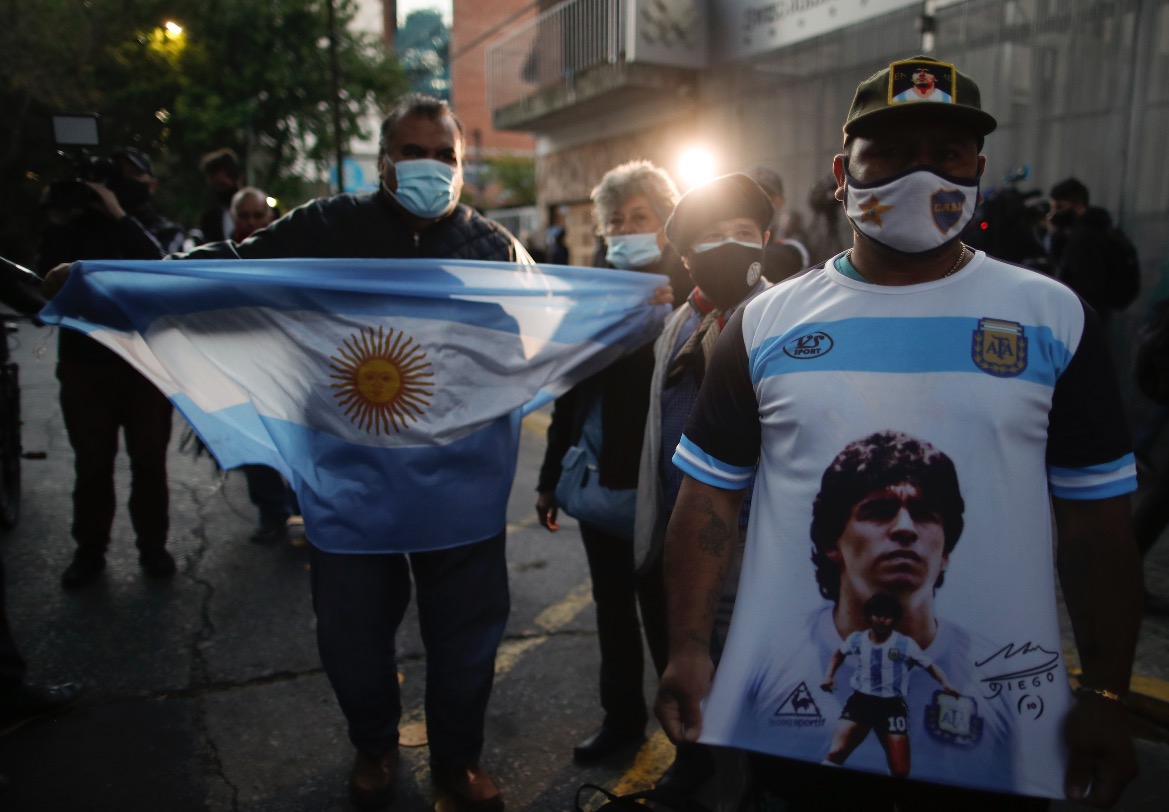 Maradona mejora y desea abandonar la clínica / Foto: AP